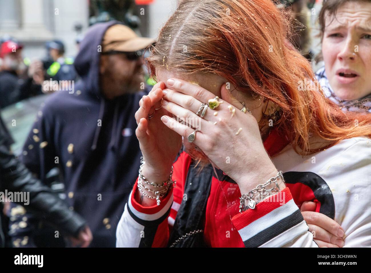 Marzo per l'Australia (evento organizzato neonazista) e la contro-protesta pro-palestinese / anti-genocidio. Foto Stock