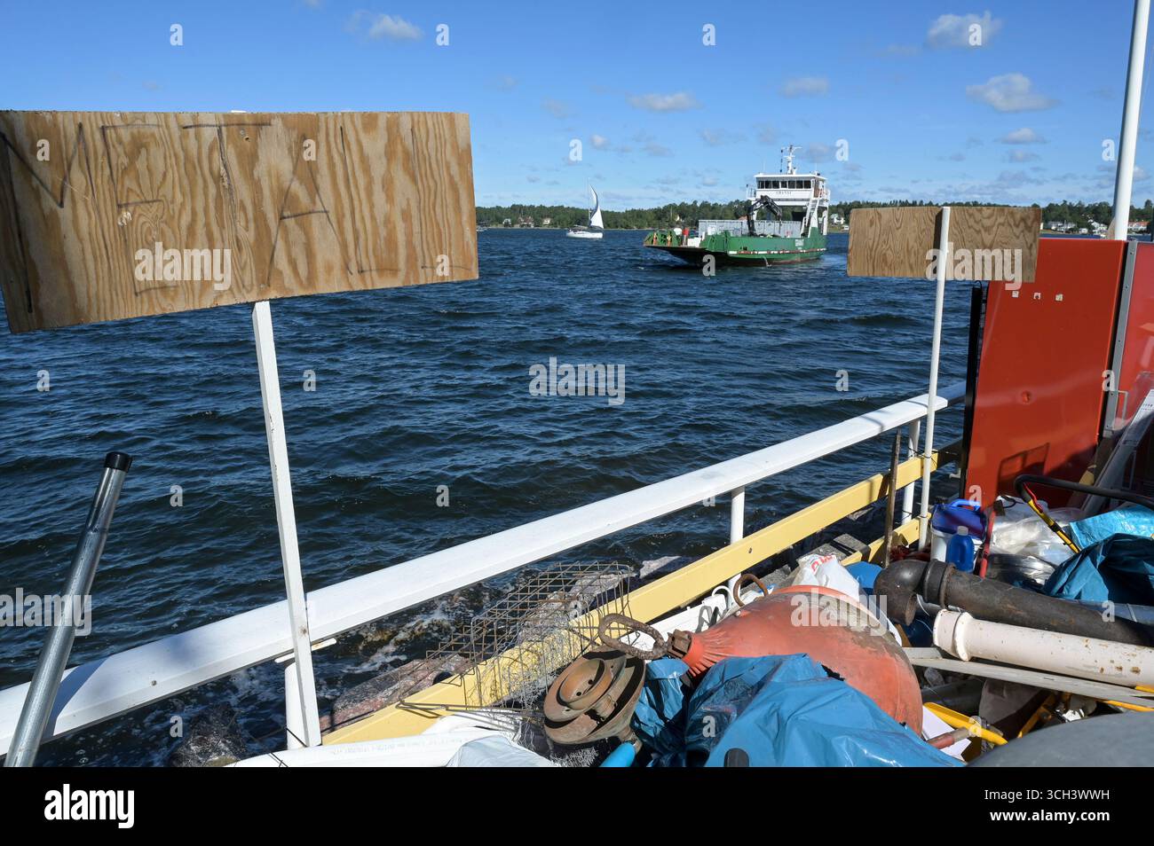 SVEZIA, arcipelago di Stoccolma, Vaxholm, isola di Edlunda, raccolta di rifiuti ingombranti provenienti dalle isole mediante il riciclaggio di imbarcazioni Granat / SCHWEDEN, Stockholmer Schärengarten, Abholung Sperrmüll von Inseln mit Spezial-Schiff Foto Stock