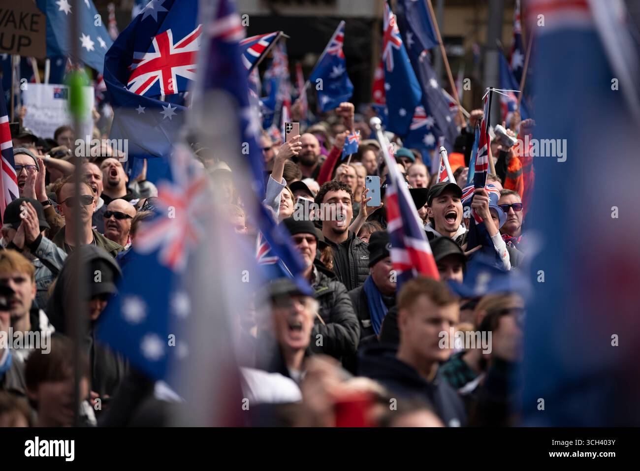 Melbourne, Australia. 31 agosto 2025, Melbourne, Australia. I manifestanti anti contro l'immigrazione fanno il tifo per il leader del gruppo neonazista Thomas Sewell che parla alla folla. Crediti: Jay Kogler/Alamy Live News Foto Stock