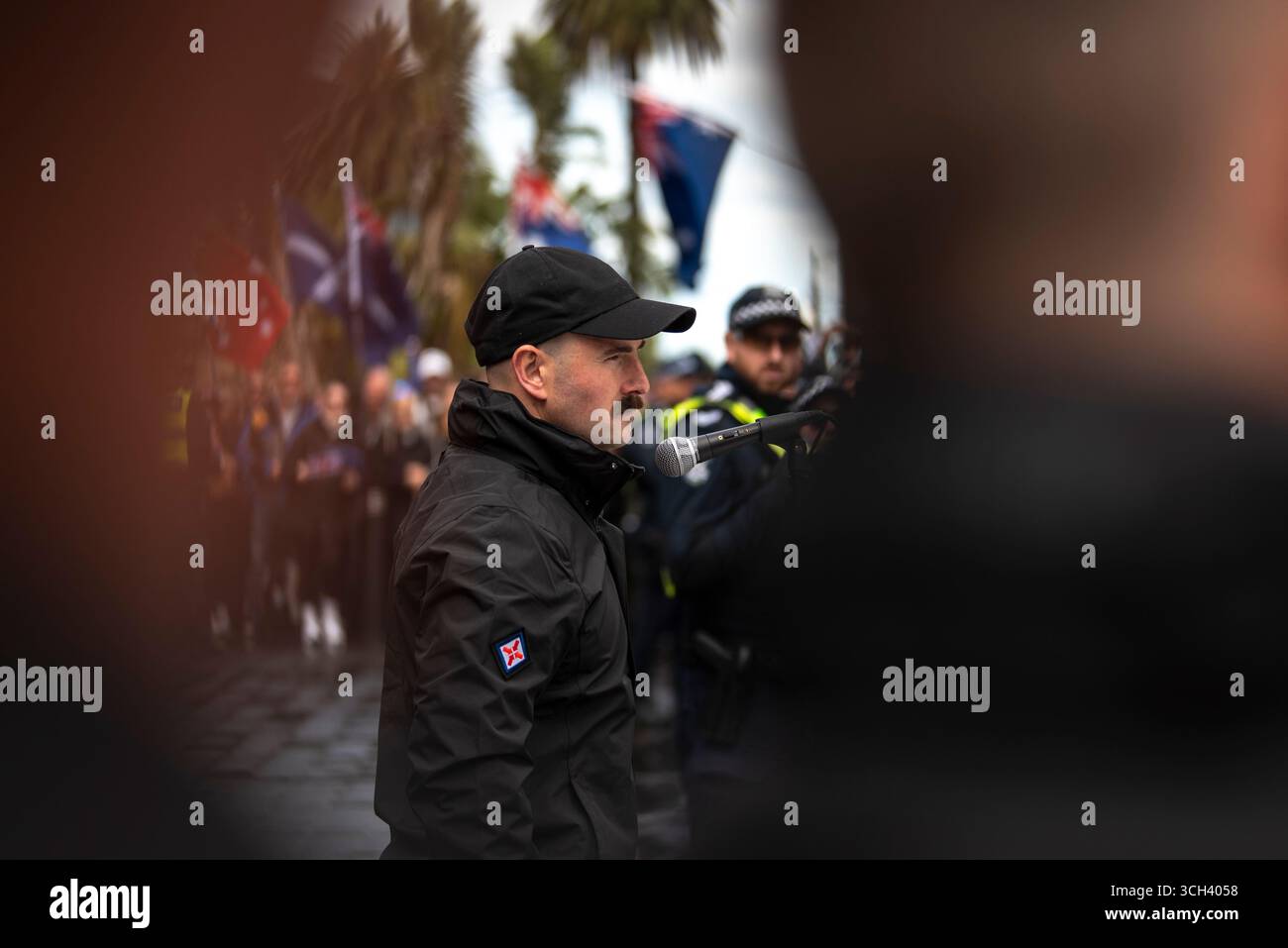 Melbourne, Australia. 31 agosto 2025, Melbourne, Australia. Thomas Sewell, leader della rete nazionalsocialista neonazista, parla alla folla durante una manifestazione anti-immigrazione e riceve ampi applausi. Crediti: Jay Kogler/Alamy Live News Foto Stock