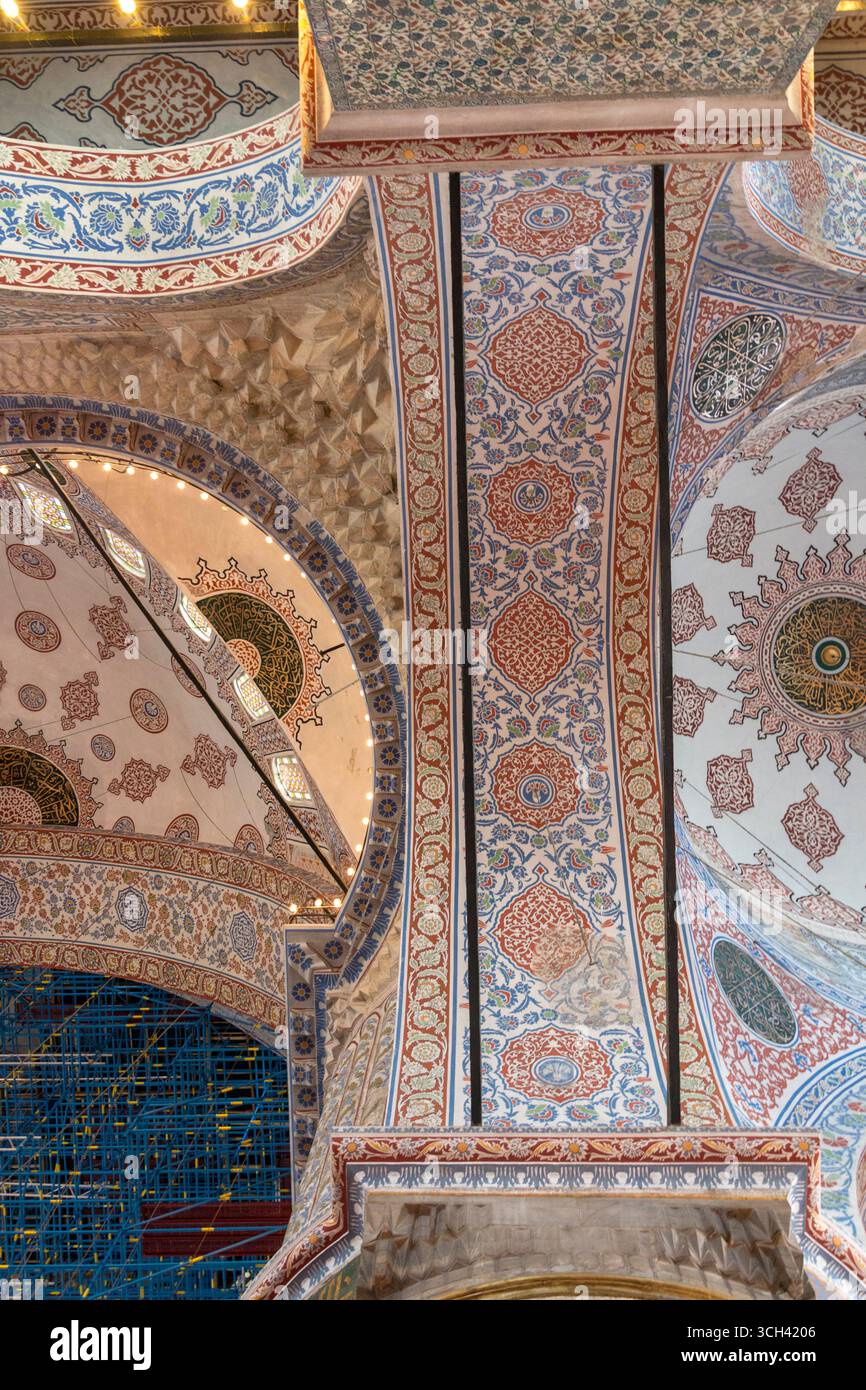 Turchia - Istanbul - Moschea del Sultano Ahmed - moli, archi e muqarnas modellati guidano lo sguardo verso l'alto verso cupole e luce Foto Stock