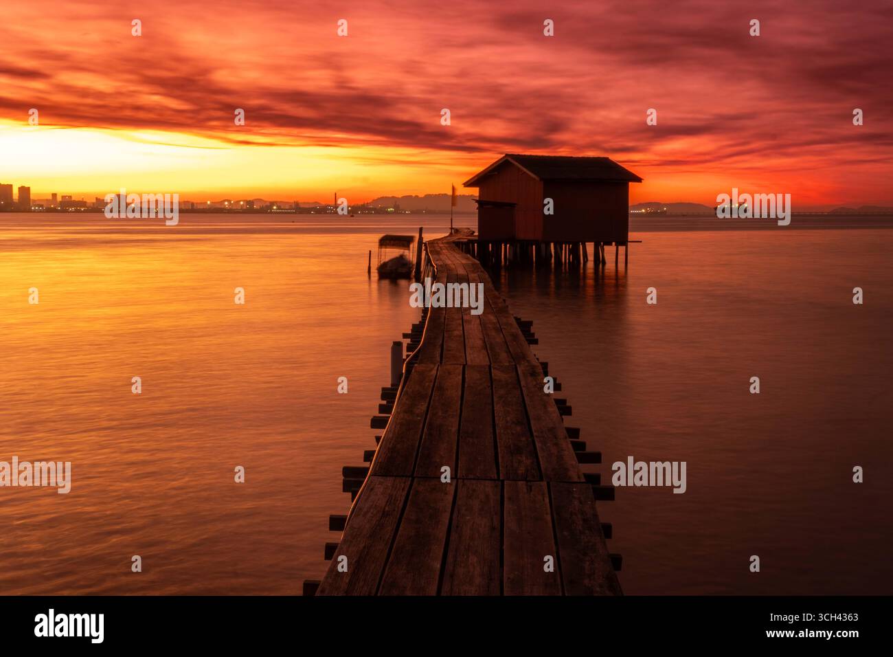 Tempio cinese Sun Dawn al molo Tan nell'isola di Penang. Foto Stock