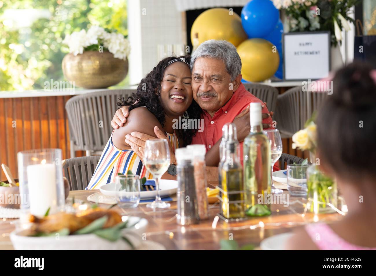Abbracciare nonno, nipote alla riunione di famiglia, festeggiare con gioia insieme Foto Stock