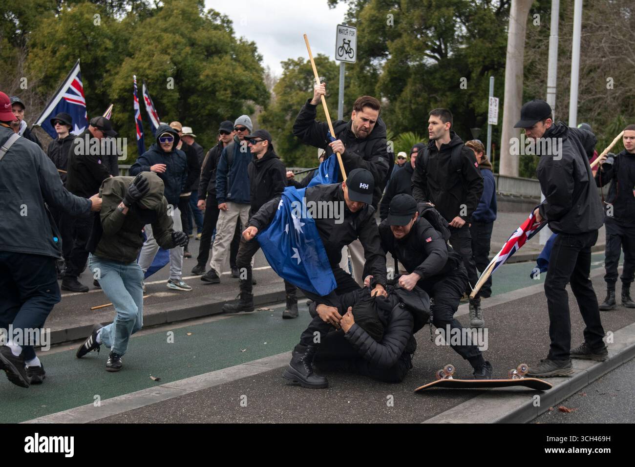 Melbourne, Australia. 31 agosto 2025, Melbourne, Australia. I membri del gruppo neonazista National Socialist Network attaccano un contrammiratore antifascista. Crediti: Jay Kogler/Alamy Live News Foto Stock