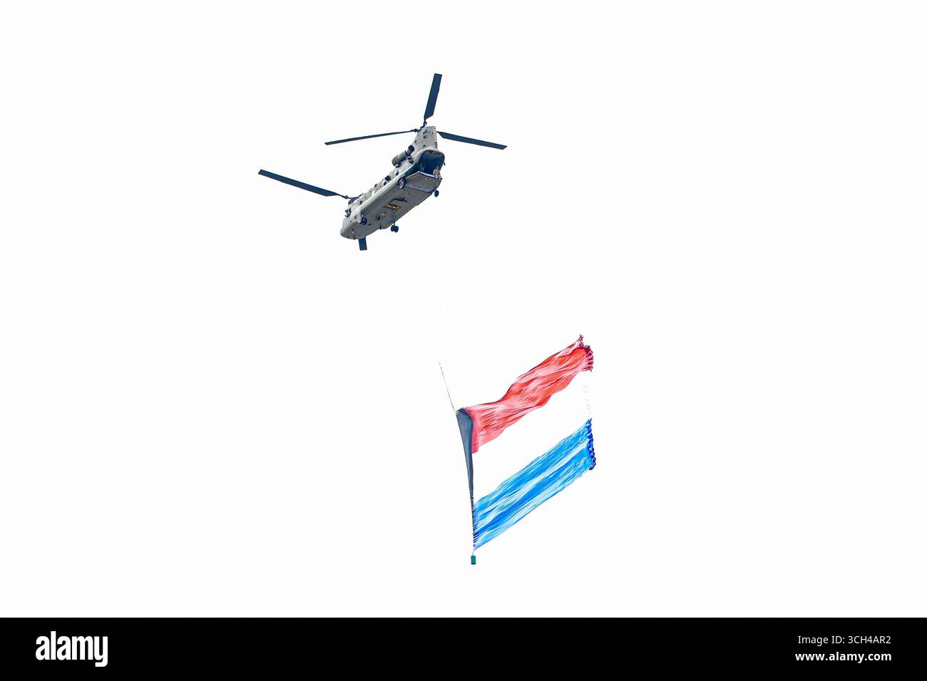 Zandvoort, Paesi Bassi. 31 agosto 2025. ZANDVOORT, PAESI BASSI - AGOSTO 31: Elicottero militare con bandiera olandese prima che i piloti inizino a gareggiare nel Grand Prix Race durante la F1 - Heineken Dutch GP il 31 agosto 2025 a Zandvoort, Paesi Bassi. (Foto di Andre Weening/Orange Pictures) credito: Orange Pics BV/Alamy Live News Foto Stock