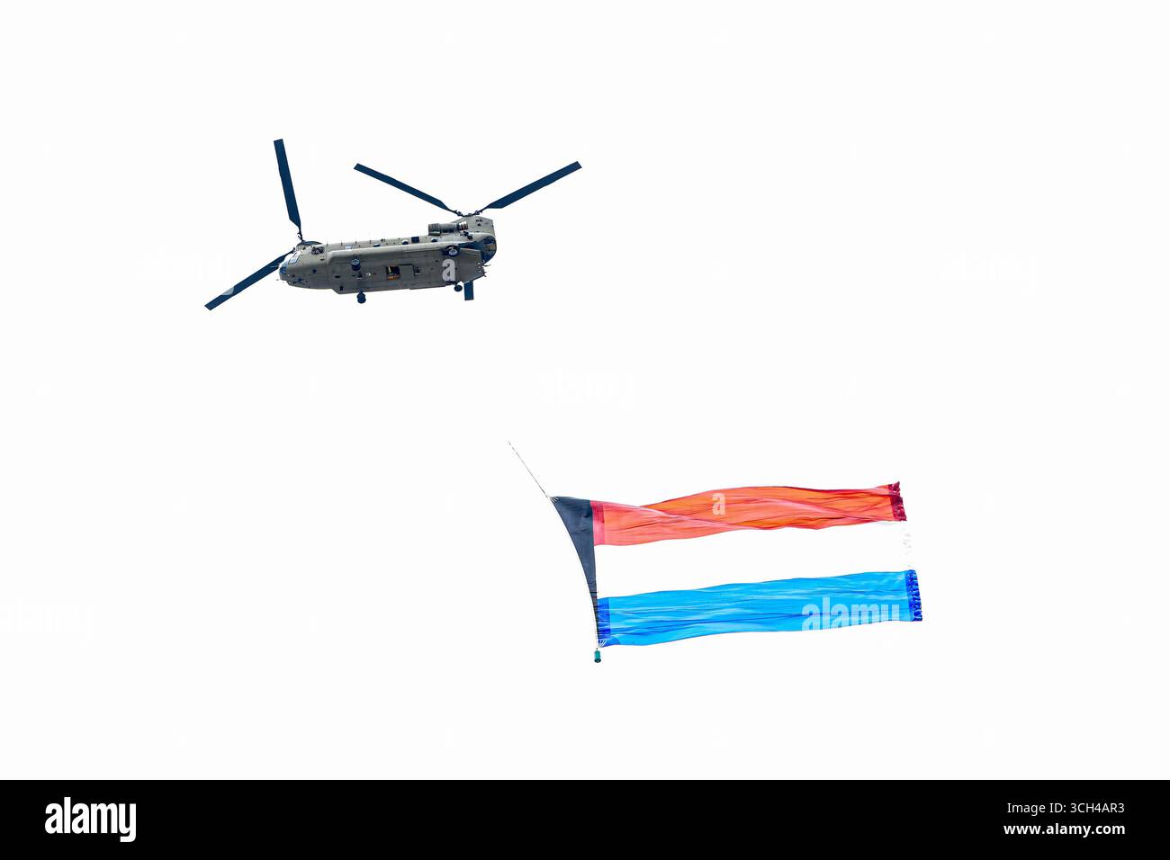 Zandvoort, Paesi Bassi. 31 agosto 2025. ZANDVOORT, PAESI BASSI - AGOSTO 31: Elicottero militare con bandiera olandese prima che i piloti inizino a gareggiare nel Grand Prix Race durante la F1 - Heineken Dutch GP il 31 agosto 2025 a Zandvoort, Paesi Bassi. (Foto di Andre Weening/Orange Pictures) credito: Orange Pics BV/Alamy Live News Foto Stock