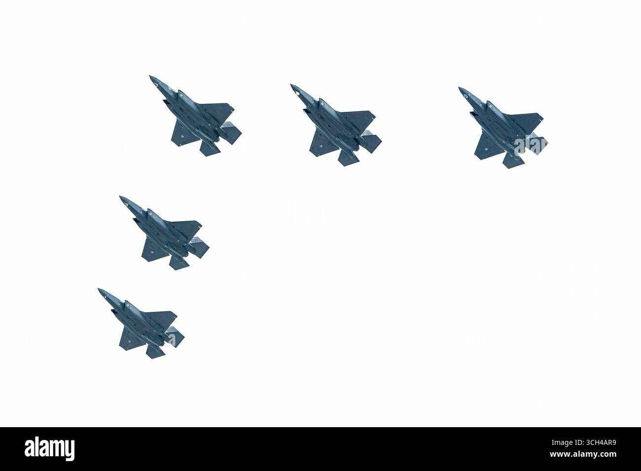 Zandvoort, Paesi Bassi. 31 agosto 2025. ZANDVOORT, PAESI BASSI - AGOSTO 31: Aeroplani militari in formazione prima che i piloti inizino a gareggiare nel Gran Premio di F1 - Heineken Dutch GP il 31 agosto 2025 a Zandvoort, Paesi Bassi. (Foto di Andre Weening/Orange Pictures) credito: Orange Pics BV/Alamy Live News Foto Stock