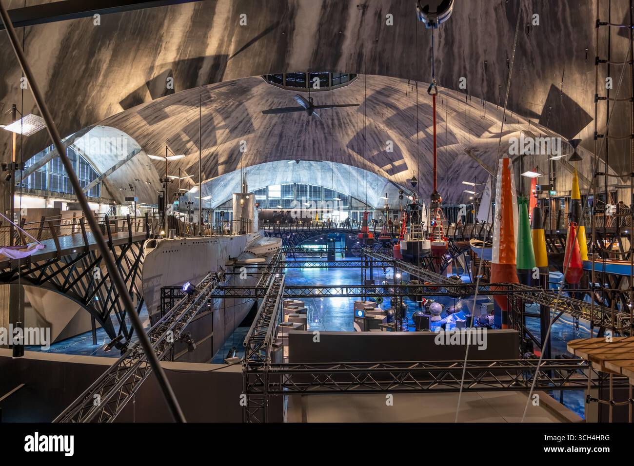 Porto degli idrovolanti del Museo marittimo estone, storico hangar con sottomarino Lembit a Tallinn, Estonia. Foto Stock