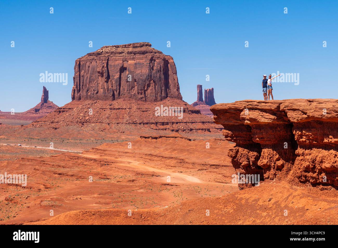 Coppia in viaggio al John Ford Point nella Monument Valley, Stati Uniti Foto Stock