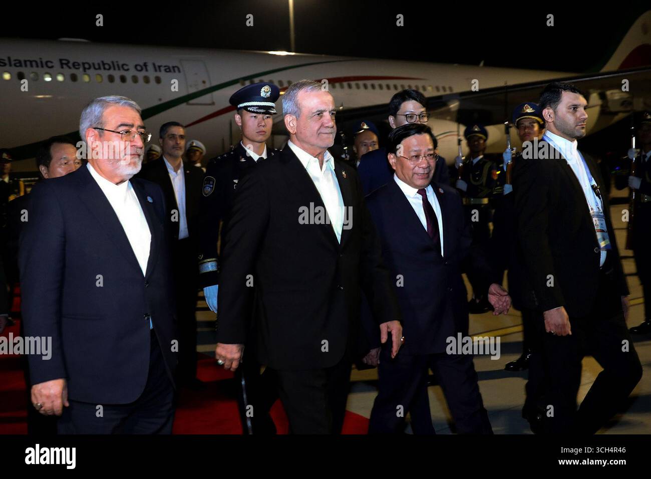 Tianjin, Cina. 31 agosto 2025. Il presidente iraniano MASOUD PEZZESHKIAN (C) arriva per il vertice 2025 dell'Organizzazione di cooperazione di Shanghai (SCO) a Tianjin. (Immagine di credito: © Presidenza iraniana tramite ZUMA Press Wire) SOLO USO EDITORIALE! Non per USO commerciale! Crediti: ZUMA Press, Inc./Alamy Live News Foto Stock