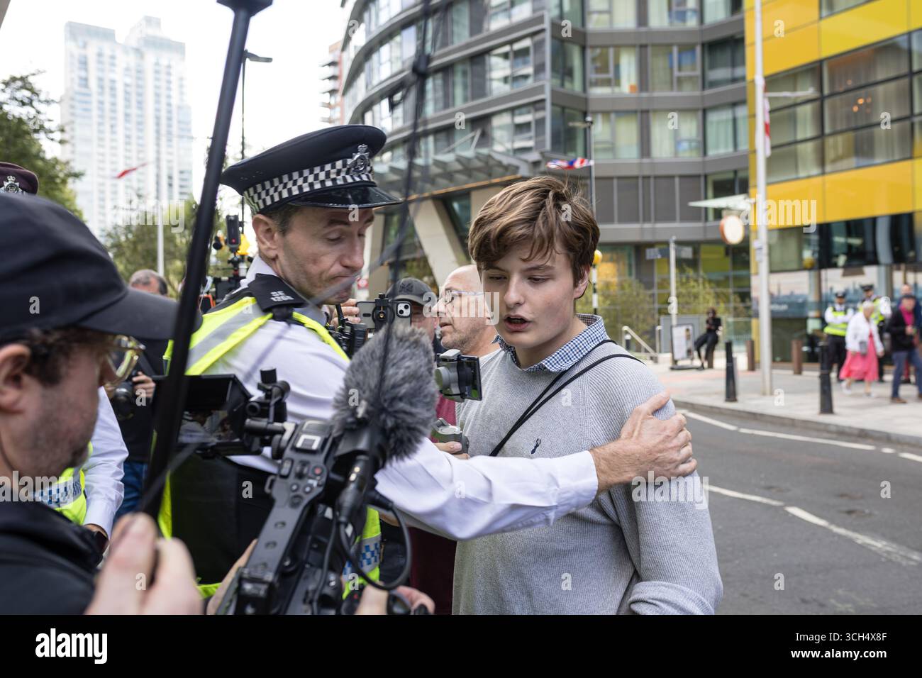 LONDRA, REGNO UNITO. 31 agosto 2025. I manifestanti anti anti-immigrazione di estrema destra gridano e scherzano contro gli attivisti del razzismo durante una manifestazione fuori dall'hotel internazionale a Canary Wharf. La protesta ha sostenuto i richiedenti asilo alloggiati nell'hotel e si è opposta all'ostilità e al razzismo di estrema destra. Crediti: Pete Speller/Alamy Live News Foto Stock