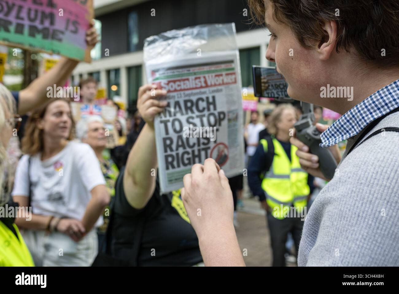LONDRA, REGNO UNITO. 31 agosto 2025. I manifestanti anti anti-immigrazione di estrema destra gridano e scherzano contro gli attivisti del razzismo durante una manifestazione fuori dall'hotel internazionale a Canary Wharf. La protesta ha sostenuto i richiedenti asilo alloggiati nell'hotel e si è opposta all'ostilità e al razzismo di estrema destra. Crediti: Pete Speller/Alamy Live News Foto Stock