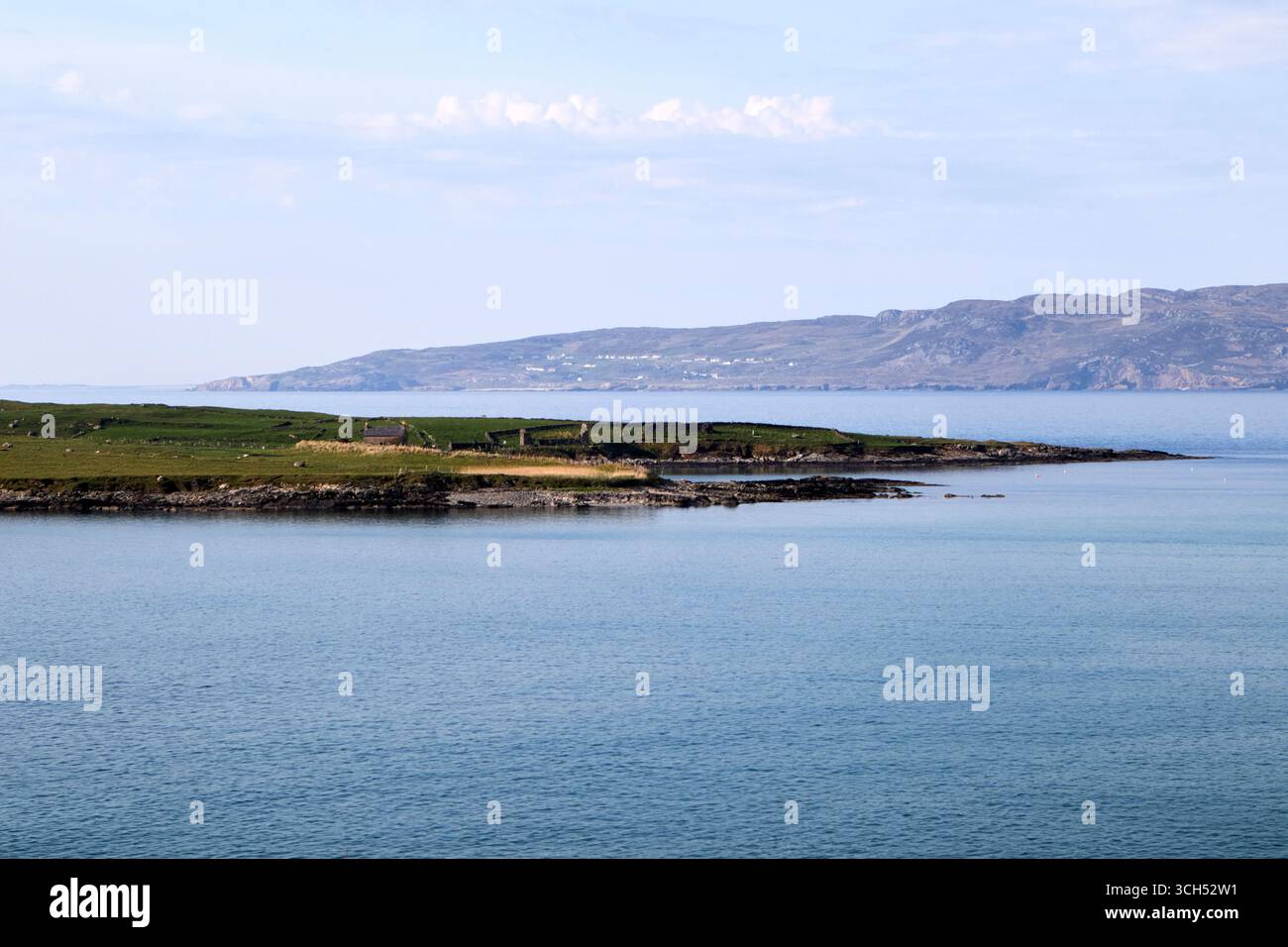 vista dell'isola di inishkeel con l'alta marea nella baia di gweebarra portnoo nella contea di narin, donegal, repubblica d'irlanda Foto Stock