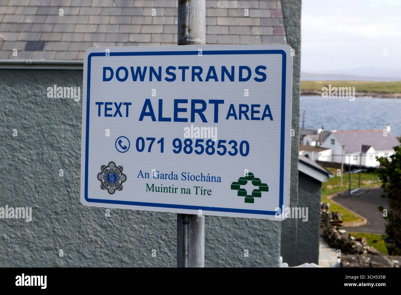 garda siochana muintir na tire downstrands text alert area portnoo narin county donegal repubblica d’irlanda Foto Stock