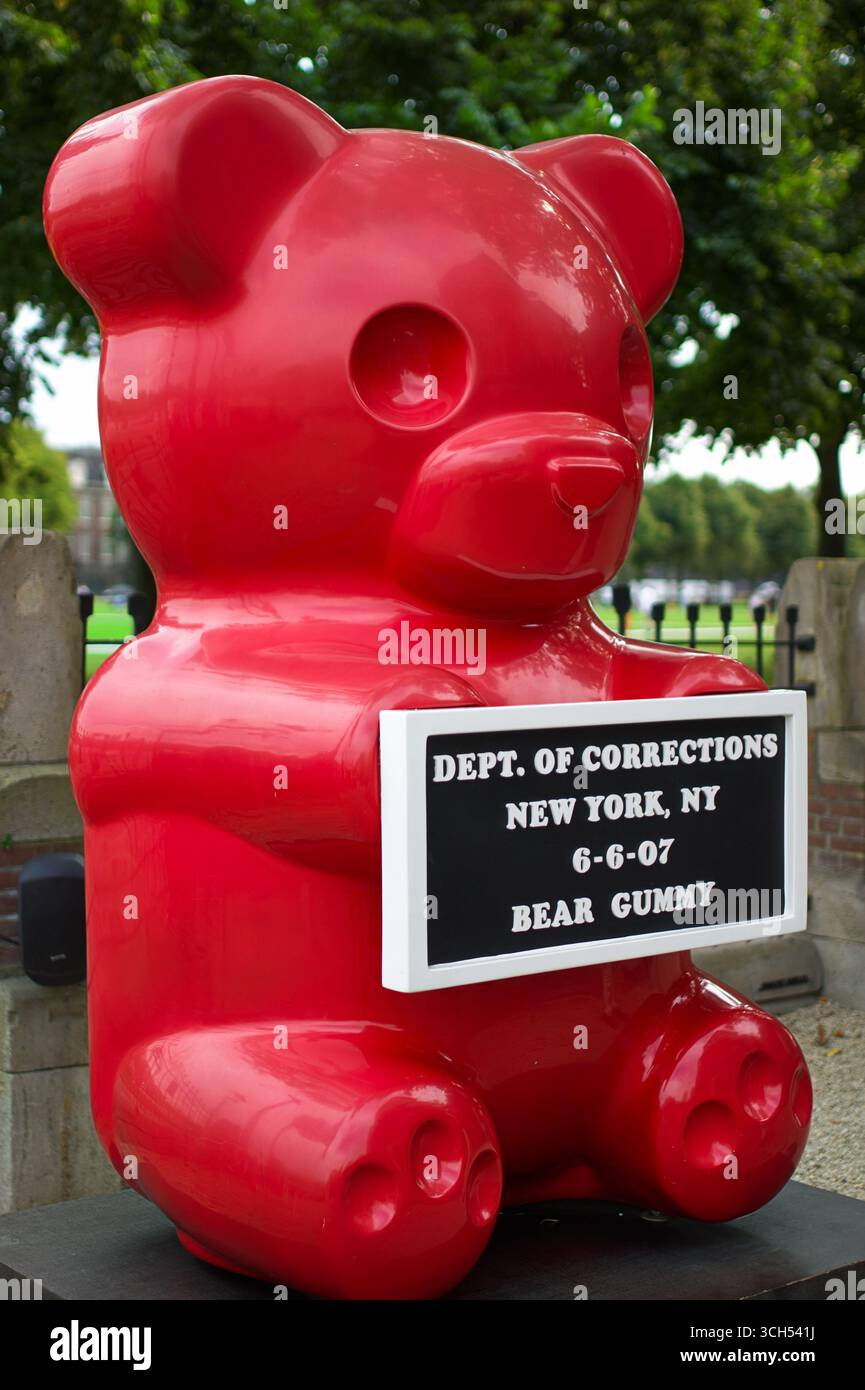 Scultura dell'orso gommoso di WhIsBe, installata al Moco di Amsterdam Foto Stock