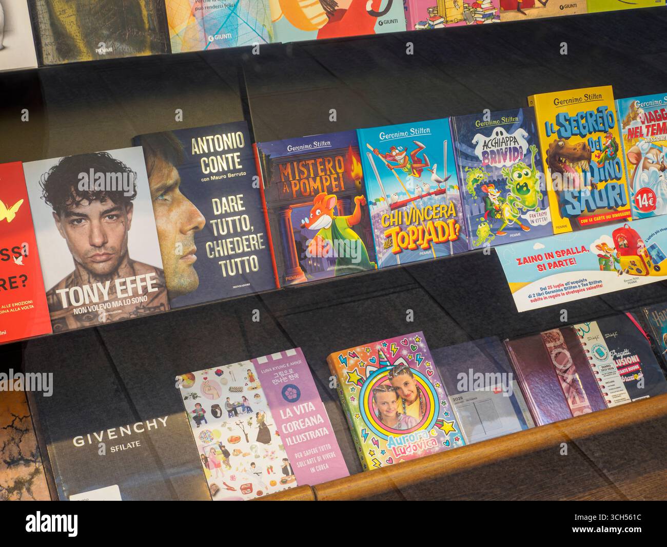 Milano, Italia 14 agosto 2025 generi letterari variopinti che spaziano tra romanzi, libri per bambini, biografie e titoli di moda esposti in modo ordinato attraverso il boo Foto Stock