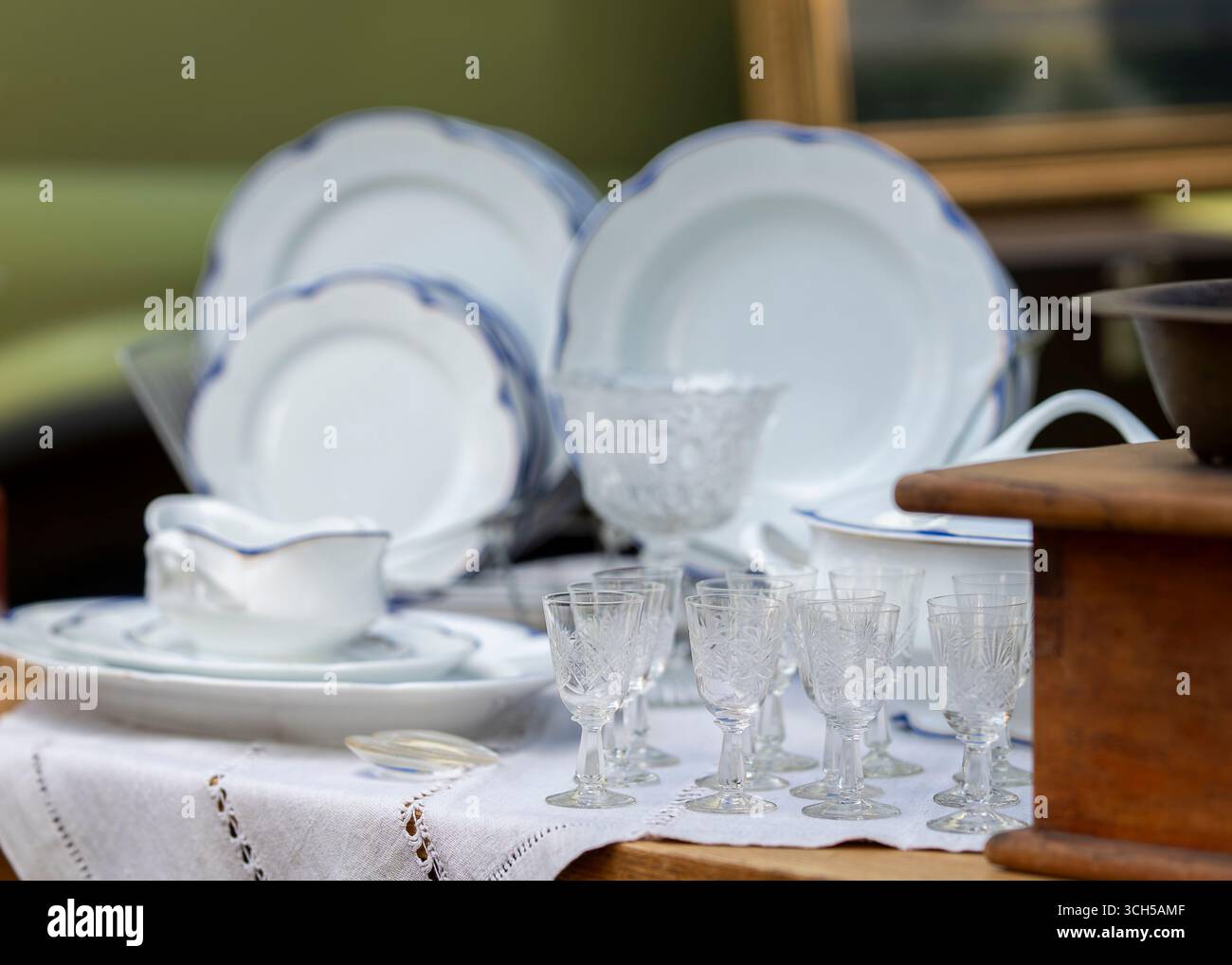 Mercato delle pulci oggetti vintage con bicchieri di cristallo e altre cose vecchie. Diversi pezzi d'antiquariato sul mercato delle pulci. Foto Stock