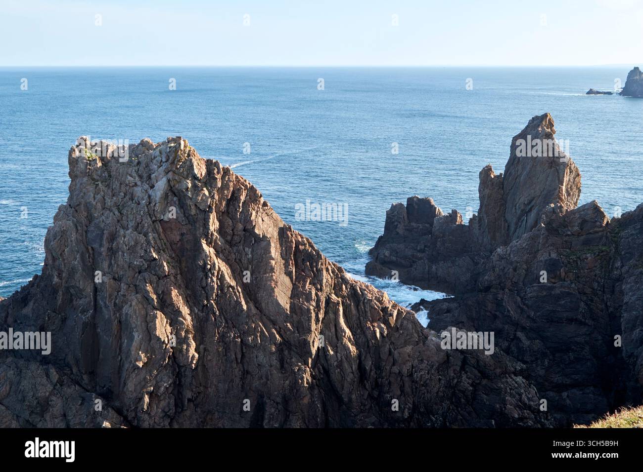aspre scogliere rocciose ripide rinrawros point arranmore island county donegal repubblica d'irlanda Foto Stock