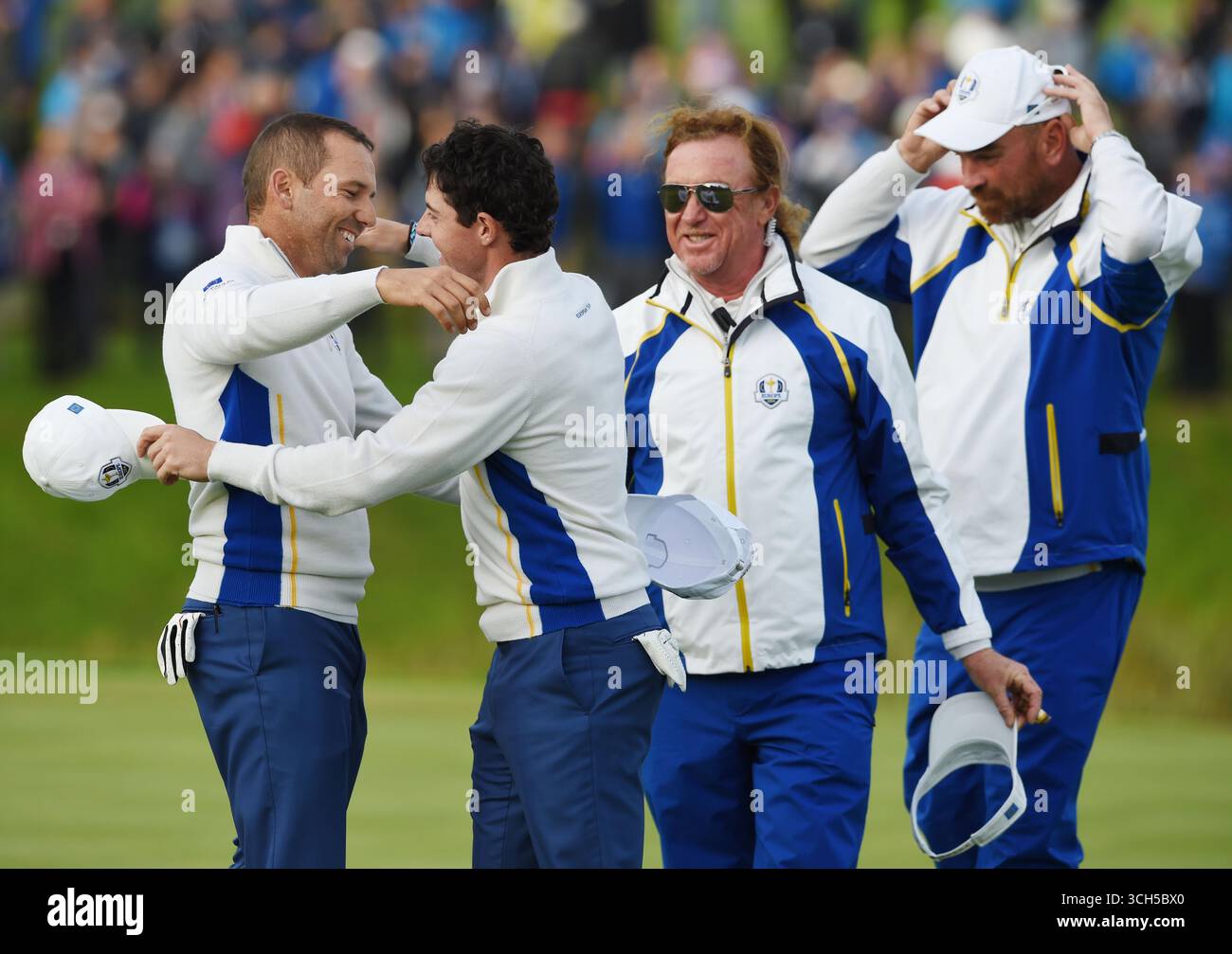 27 settembre 2014; Gleneagles, Perthshire, SCT; Sergio Garcia e Rory McIlroy festeggiano sul 16° green dopo aver vinto il loro match dei Foursomes con Miguel Angel Jimenez e Thomas Bjorn dietro il secondo giorno della Ryder Cup 2014 al Gleneagles Resort - PGA Centenary Course. Foto Stock
