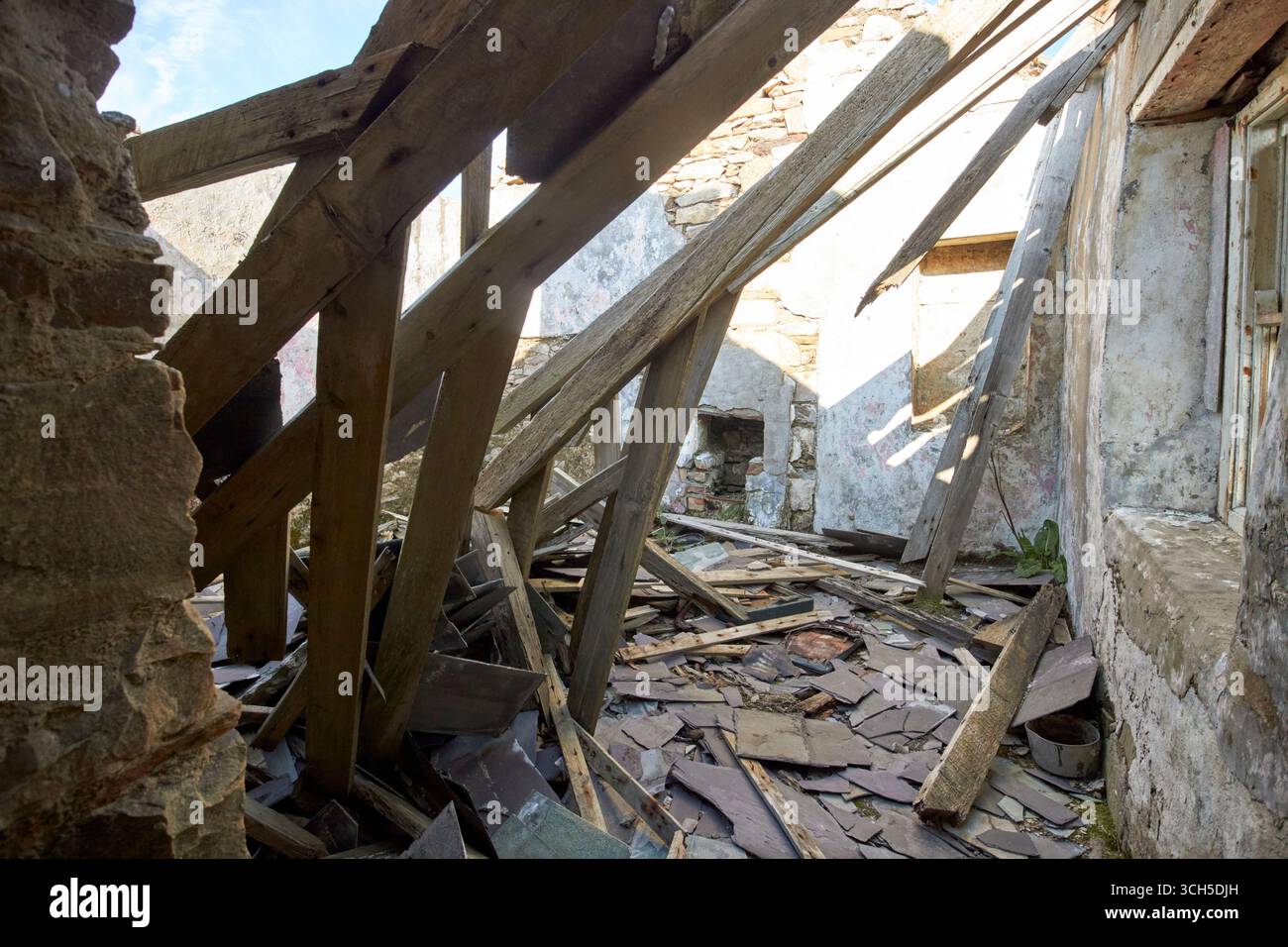 tetto crollato in un vecchio cottage irlandese abbandonato sulla contea di arranmore, donegal, repubblica d'irlanda Foto Stock