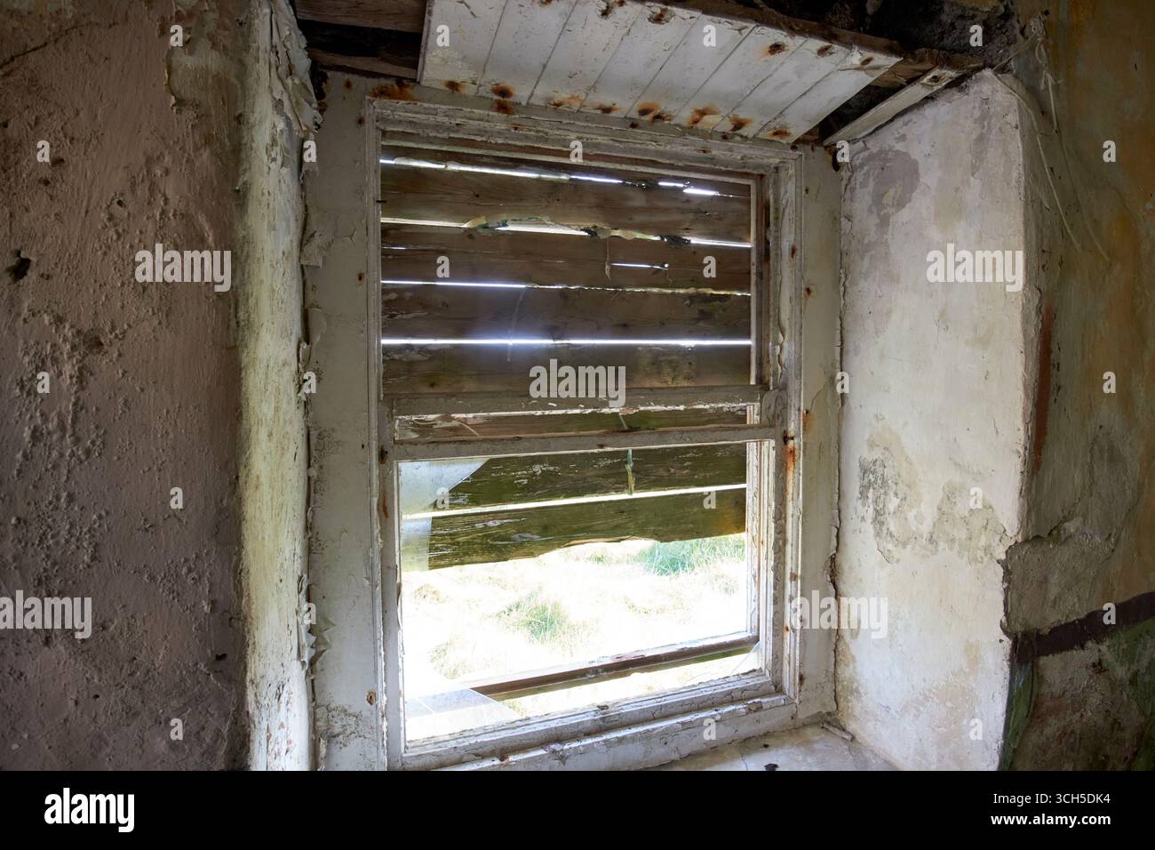 rotto si è abbattuto su una finestra in un vecchio cottage irlandese abbandonato sulla contea di arranmore island donegal, repubblica d'irlanda Foto Stock