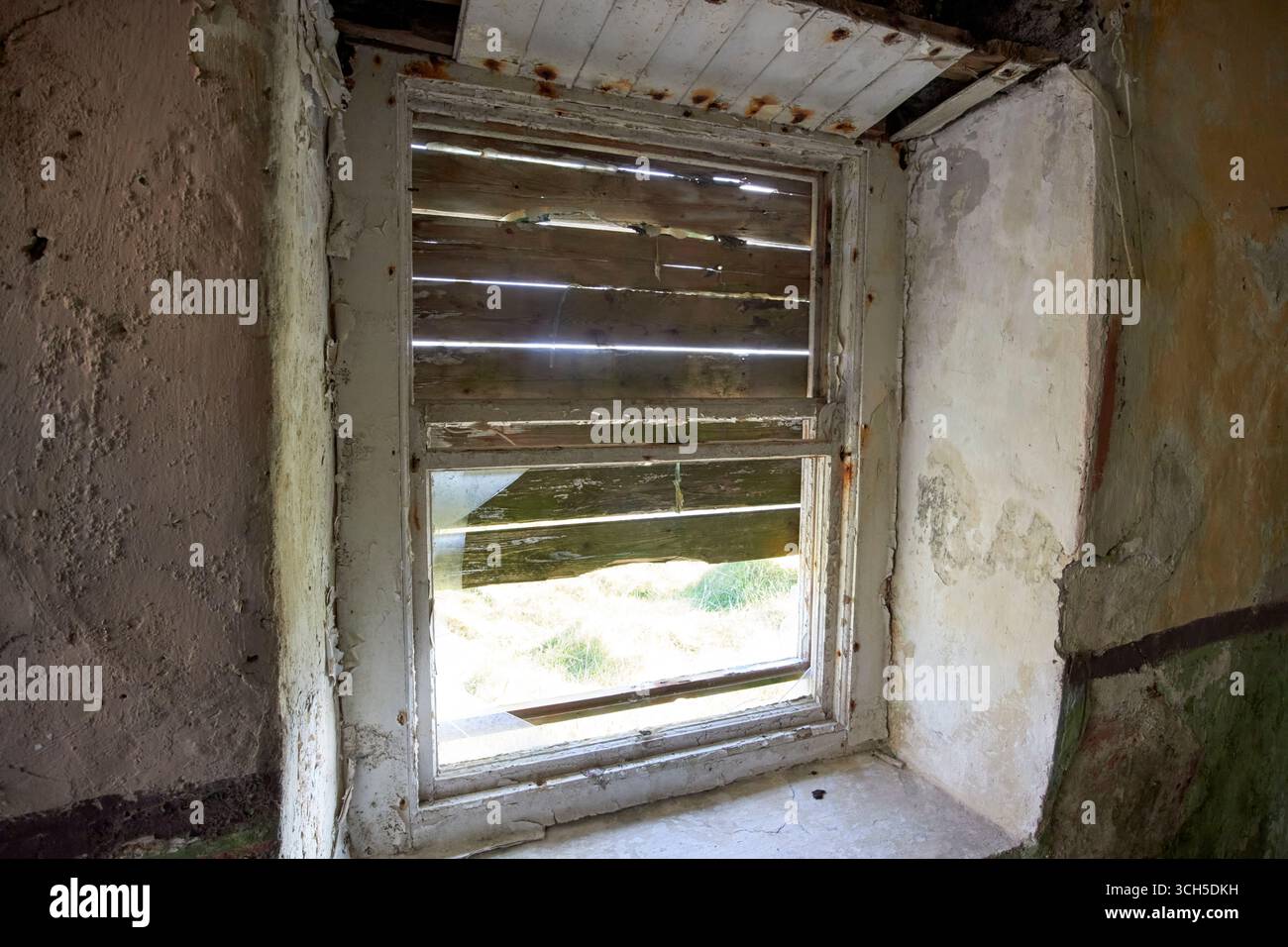 rotto si è abbattuto su una finestra in un vecchio cottage irlandese abbandonato sulla contea di arranmore island donegal, repubblica d'irlanda Foto Stock