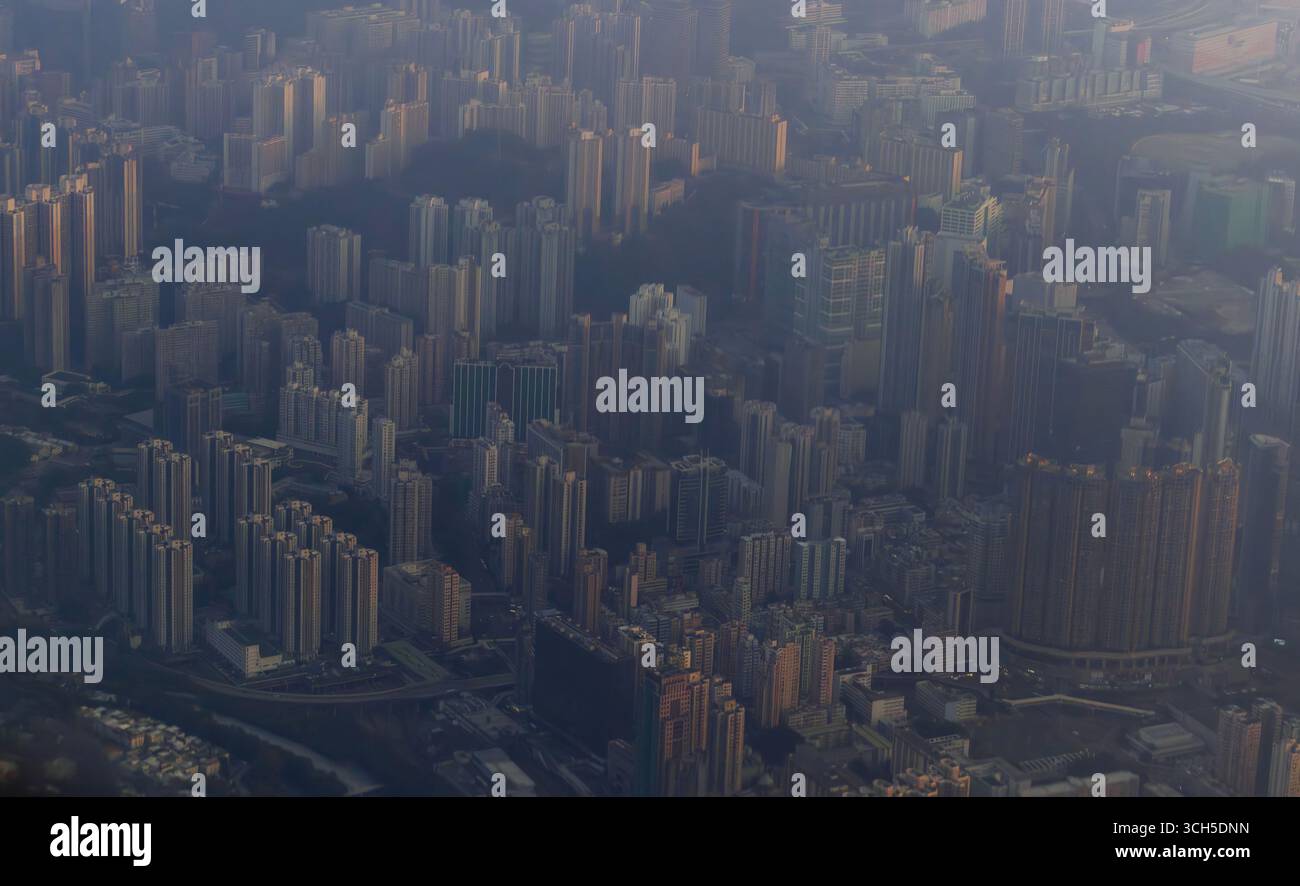 Hong Kong - 5 maggio 2025: La vista aerea dei nuovi territori di Hong Kong e dell'area di kowloon, Hong Kong ad alta densità di popolazione, causa gli alloggi affollati che Foto Stock