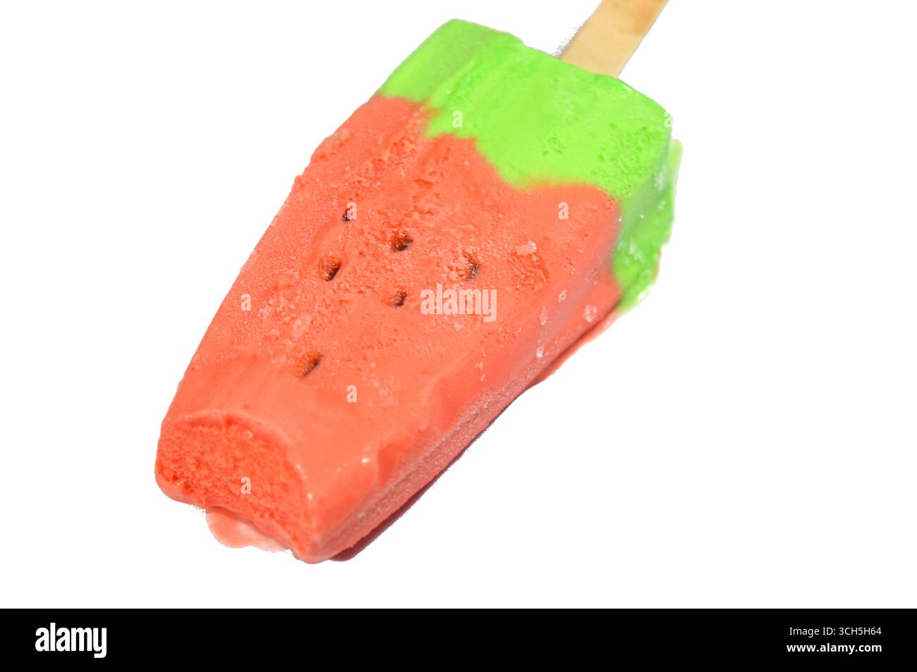 gelateria all'anguria fatta di forma e sapore di frutta, gelateria è un dessert congelato con gelato su bastoncino e miscela di sapori di frutta i. Foto Stock