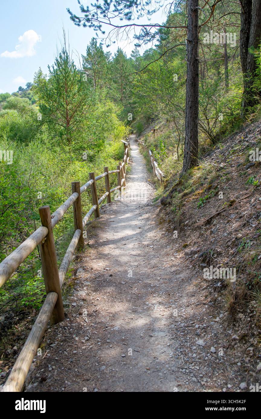 Sentiero che conduce alla cascata del Molino de la Churrera a Tragacete nella catena montuosa di Cuenca. Foto Stock
