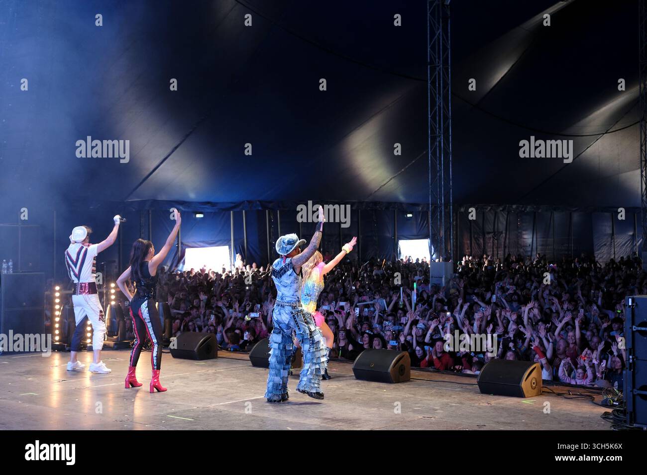 Jedburgh, Regno Unito. 31 agosto 2025. I Vengaboys si esibiscono sul palco durante il secondo giorno dell'EdgeFest 2025 a Lilliardsedge vicino a Jedburgh il 30 agosto 2025. EdgeFest 2025, Festival musicale. Un festival musicale in crescita, negli Scottish Borders, ora al suo terzo anno, si tiene a Lilliardsedge, vicino a Jedburgh. Musica e intrattenimento per tutta la famiglia, sotto il grande tetto. ( Crediti: Rob Gray/Alamy Live News Foto Stock