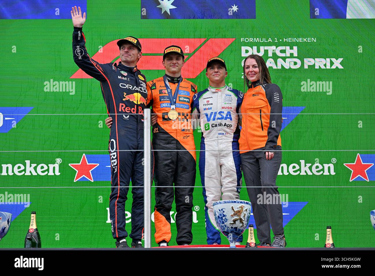 ZANDVOORT, PAESI BASSI - AGOSTO 31: Max Verstappen dei Paesi Bassi e Oracle Red Bull Racing, Oscar Piastri dell'Australia e McLaren F1 Team e Isack Hadjar della Francia e Visa Cash App RB Formula One Team sul podio durante il Gran Premio di F1 dei Paesi Bassi sul circuito di Zandvoort il 31 agosto 2025 a Zandvoort, Paesi Bassi. (Foto di Vince Mignott/Alamy Live News) Foto Stock