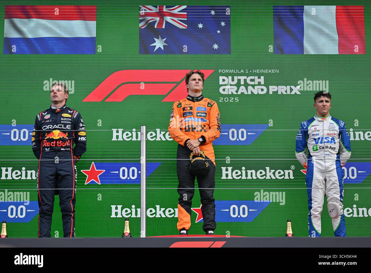 ZANDVOORT, PAESI BASSI - AGOSTO 31: Max Verstappen dei Paesi Bassi e Oracle Red Bull Racing, Oscar Piastri dell'Australia e McLaren F1 Team e Isack Hadjar della Francia e Visa Cash App RB Formula One Team sul podio durante il Gran Premio di F1 dei Paesi Bassi sul circuito di Zandvoort il 31 agosto 2025 a Zandvoort, Paesi Bassi. (Foto di Vince Mignott/Alamy Live News) Foto Stock
