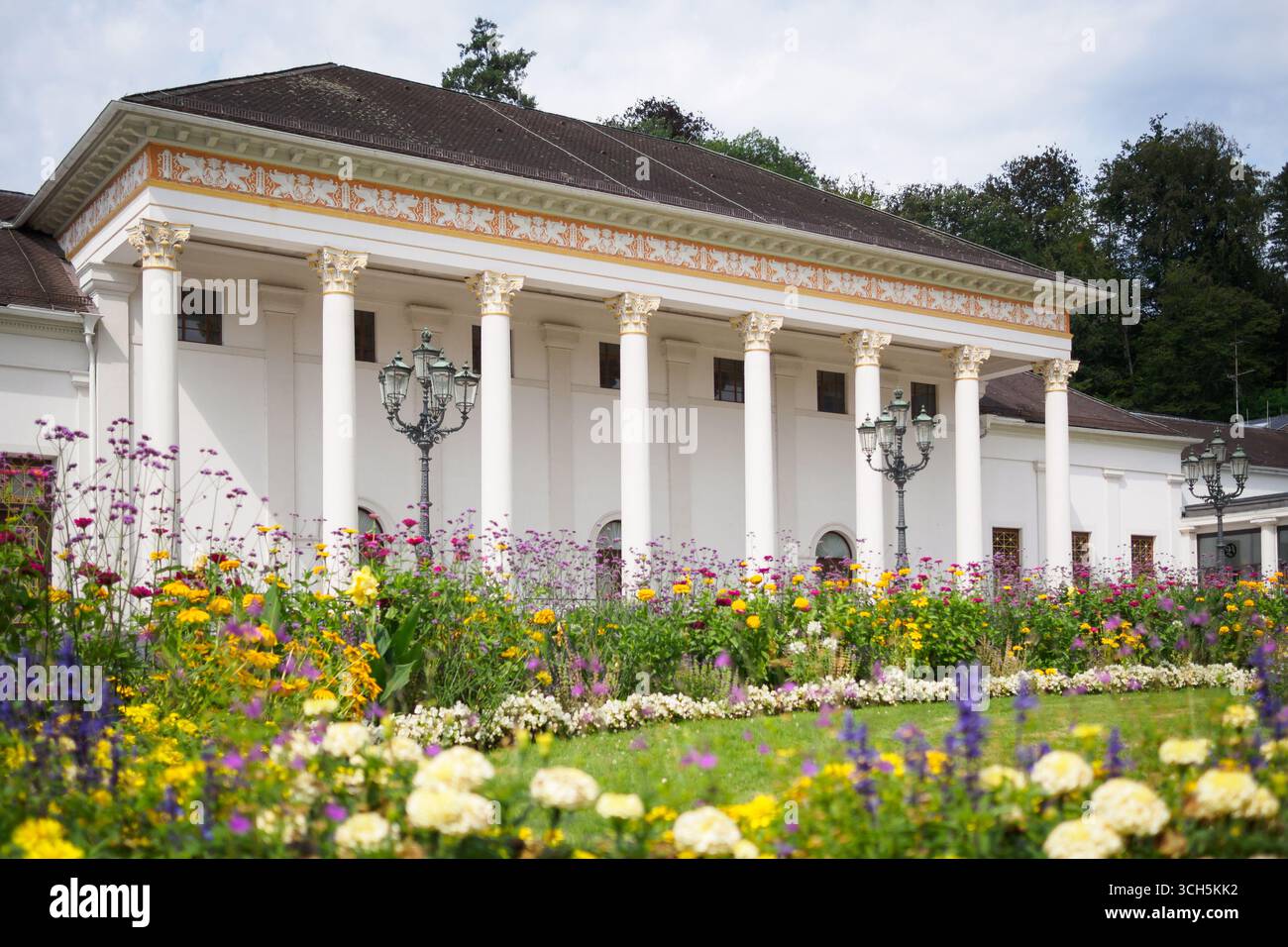 Esterno Kurhaus / Casino, Baden-Baden, Germania, con elegante colonnato corinzio / portico con dettagli dorati, di Friedrich Weinbrenner, anni '1820 Foto Stock