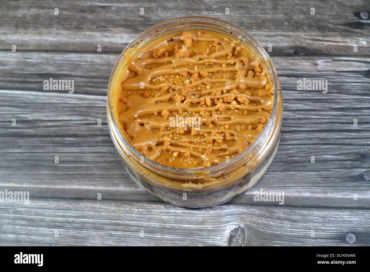 biscotto cremoso con torta, ricoperto di biscotti e ricoperto di torta, un piatto morbido preparato con strati di panna montata, torta e ricoperto di biscotti Foto Stock