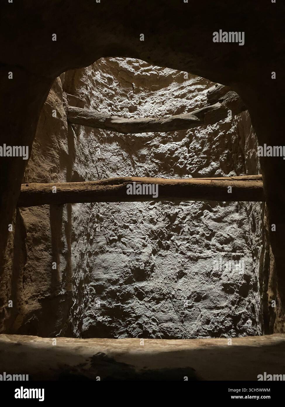 Esplora il fascino senza tempo della vecchia Sanaa, dove l'architettura antica e la ricca cultura convergono in ogni vicolo stretto e vivace suk Foto Stock