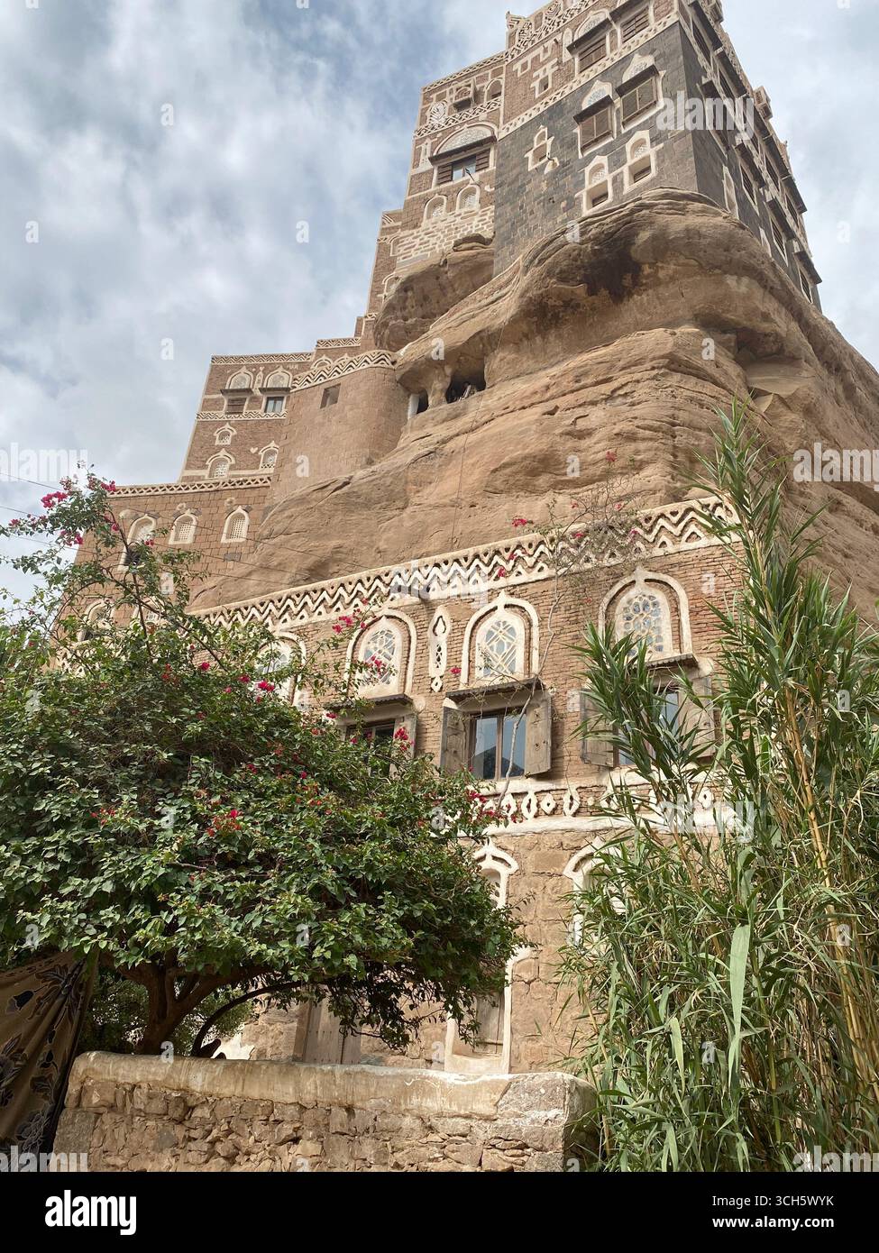 Esplora il fascino senza tempo della vecchia Sanaa, dove l'architettura antica e la ricca cultura convergono in ogni vicolo stretto e vivace suk Foto Stock