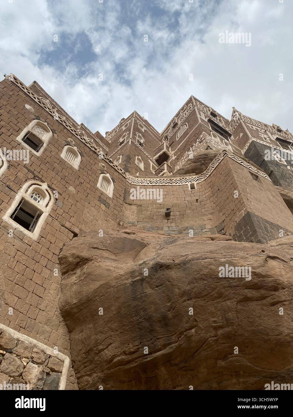 Esplora il fascino senza tempo della vecchia Sanaa, dove l'architettura antica e la ricca cultura convergono in ogni vicolo stretto e vivace suk Foto Stock