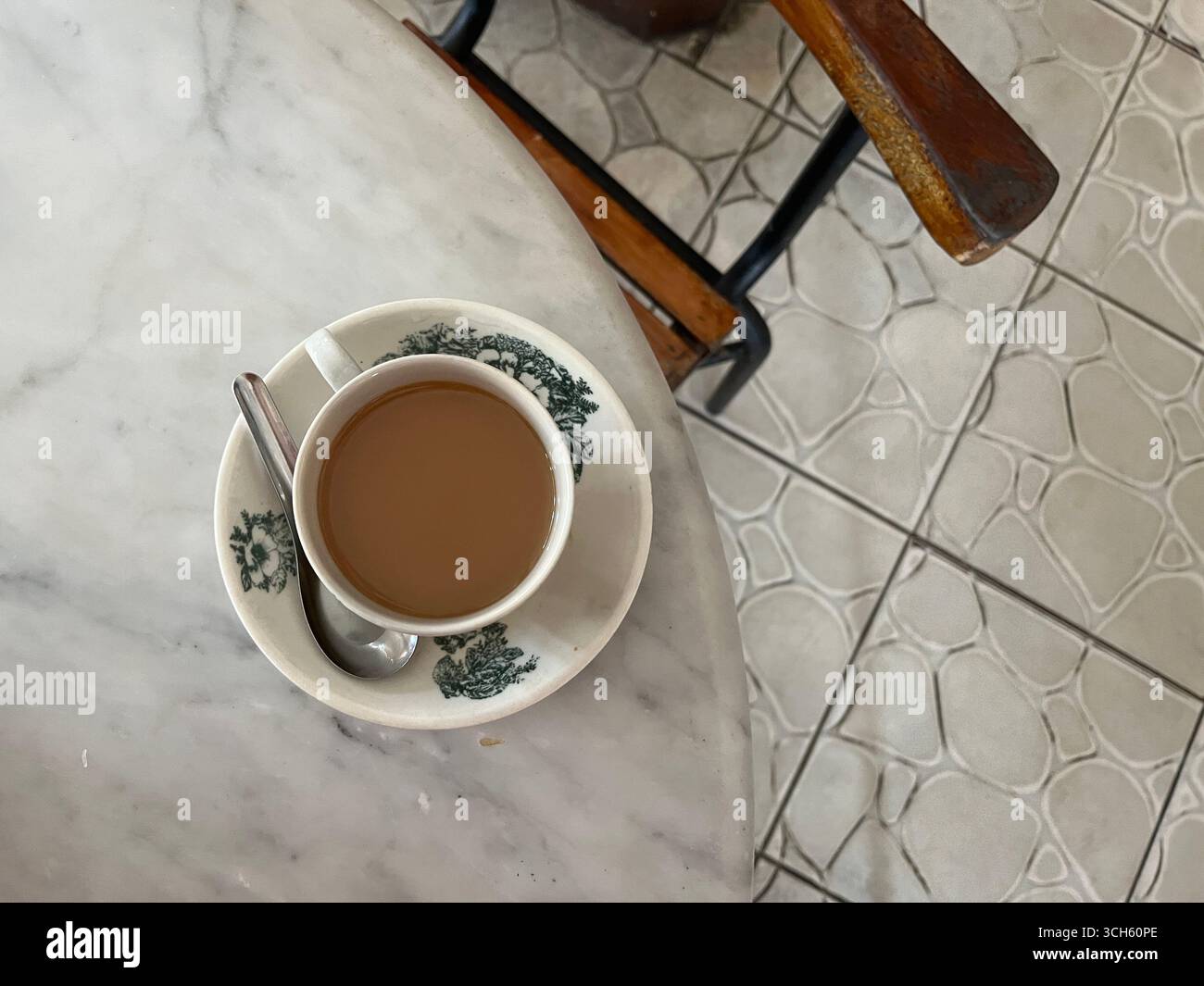 Una tazza di latte di caffè sul tavolo in ceramica presso la caffetteria tradizionale Foto Stock
