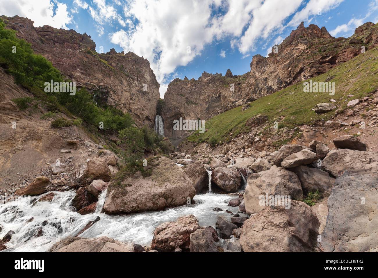 Vista della cascata Kyzyl-su sulle montagne del Caucaso settentrionale, Kabardino-Balkaria, Russia Foto Stock