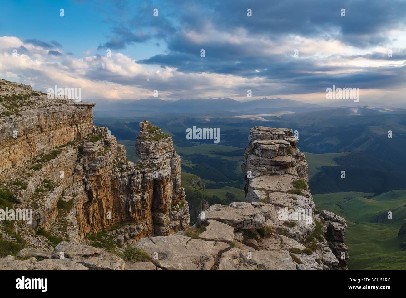 Paesaggio serale di montagna sull'altopiano di Bermamyt, montagne del Caucaso, Russia Foto Stock