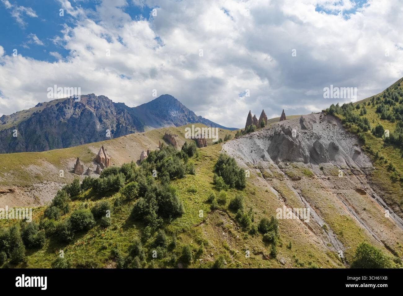 Valle dei Castelli. I denti di Dragon. Djily-su Tract, Caucaso, Kabardino-Balkaria, Russia Foto Stock