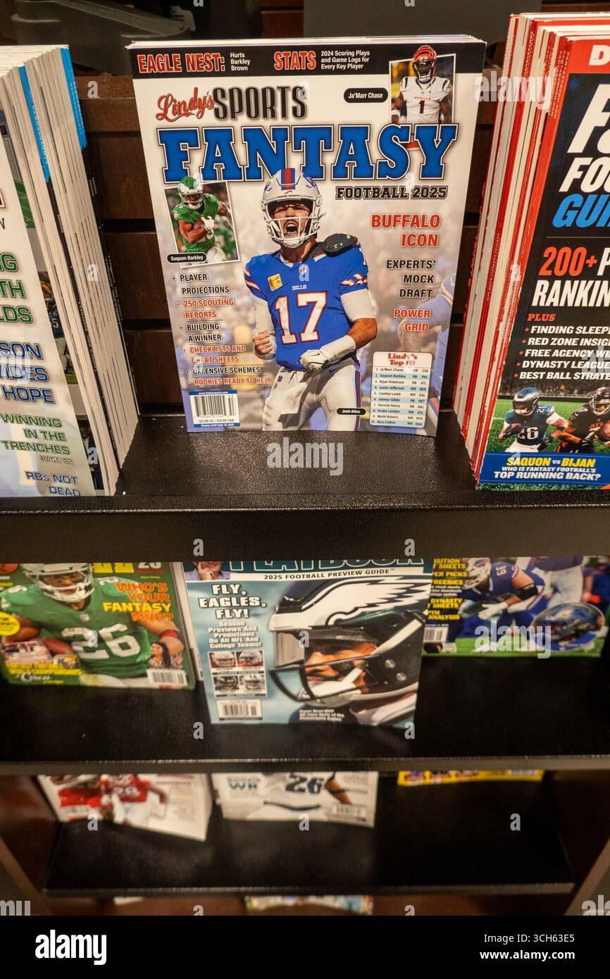 Barnes & Noble Booksellers sulla Fifth Avenue a New York City ha una vasta selezione di riviste, USA 2025 Foto Stock