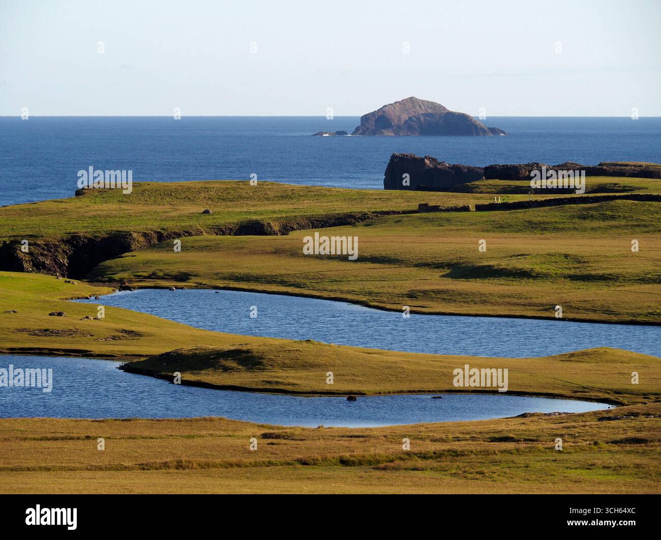 Vista verso Muckle ossa e Little ossa da Eshaness, Shetland Foto Stock