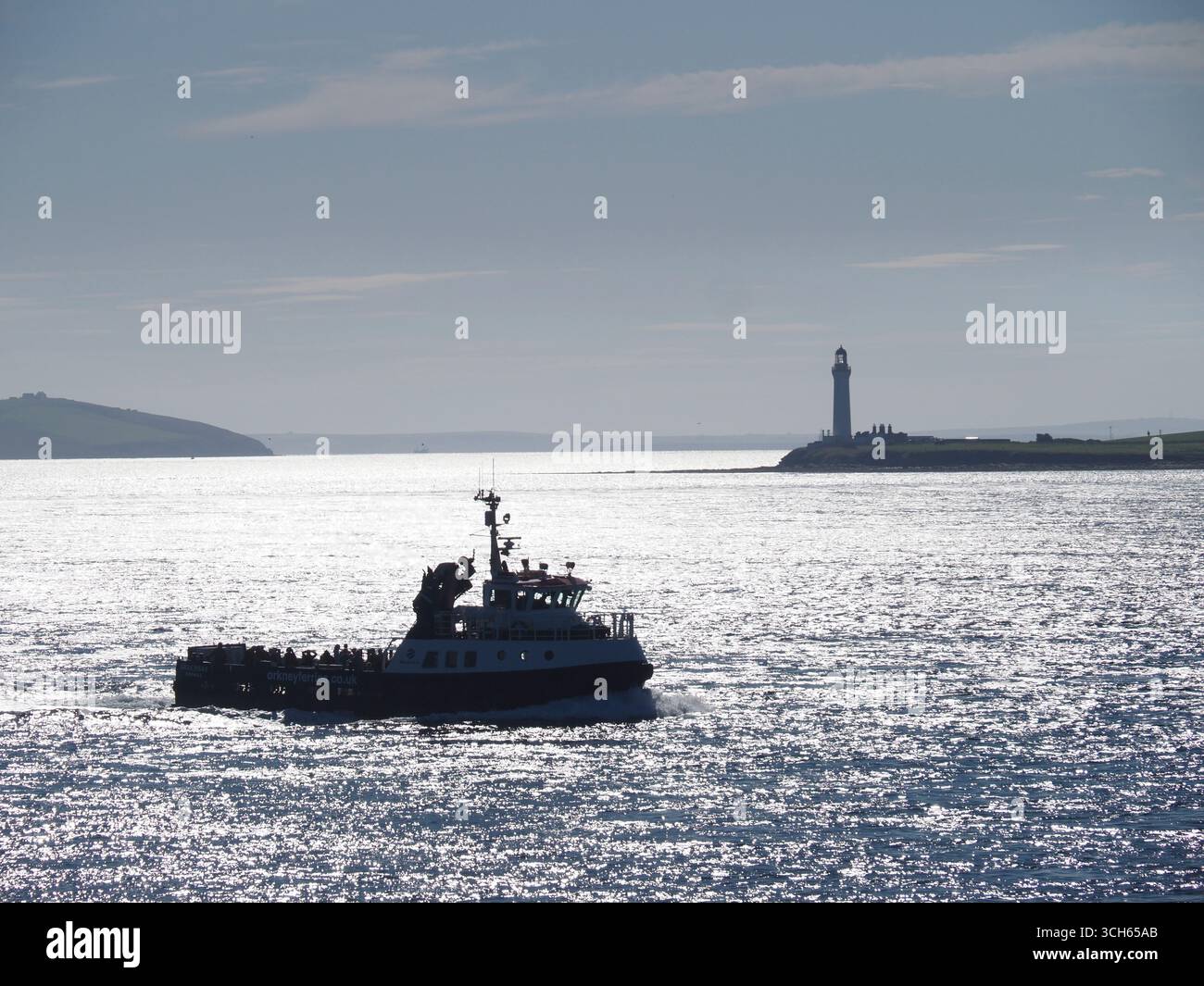 Traghetto per Hoy passando Graemsay attraverso Hoy Sound, Orcadi Foto Stock