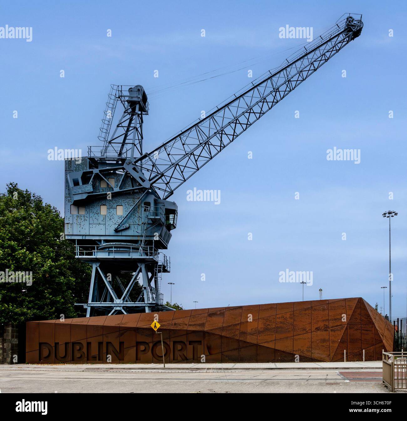 Gru storica al porto di Dublino a East Wall, Dublino, Irlanda, che simboleggia il patrimonio marittimo e industriale della città lungo i moli del fiume Liffey. Foto Stock