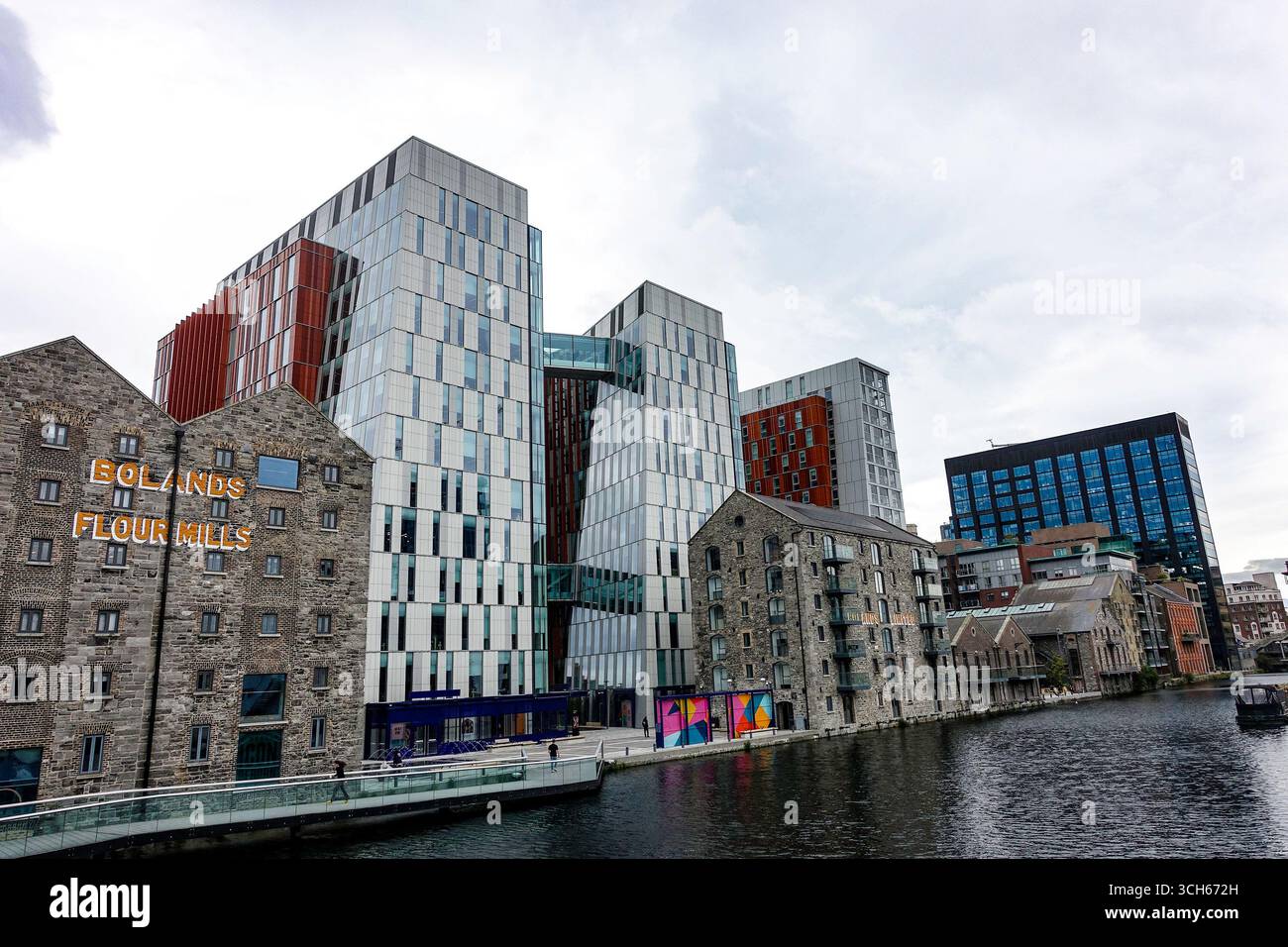 Bolands Mills, lo sviluppo misto di Google a Grand Canal Quay, Dublino, che mescola gli storici mulini a farina con l'impressionante architettura moderna in vetro. Foto Stock