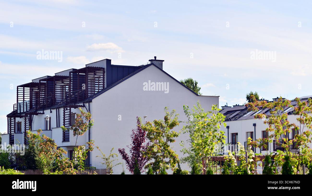 Armonia con la natura, architettura ecologica. Case unifamiliari a schiera in una tenuta residenziale di recente costruzione. Il mercato immobiliare nei sobborghi Foto Stock