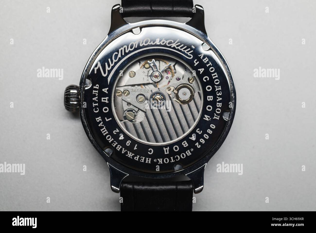 Kazan, Russia - 29 luglio 2022: Vostok K-43 retro 2415 550872. Faccia posteriore trasparente. Menas testo russo: Fabbrica di orologi Chistopol dal 1942, automatico Foto Stock