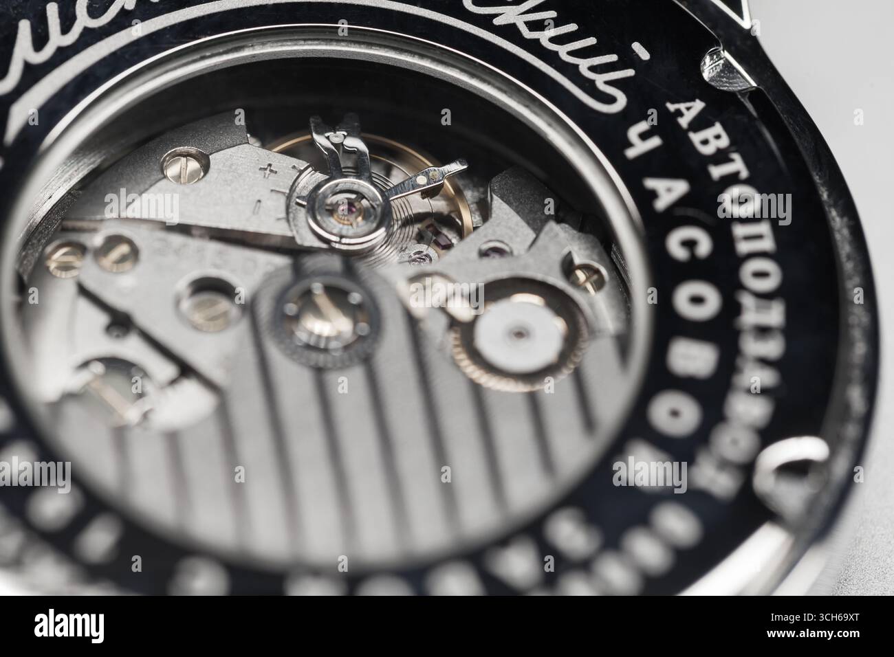 Kazan, Russia - 29 luglio 2022: Vostok K-43 retro 2415 550872. Macro della faccia posteriore trasparente. Menas di testo russo: Fabbrica di orologi Chistopol dal 1942, Foto Stock