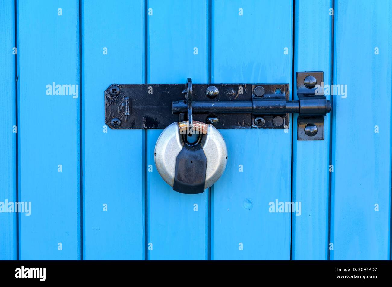Lucchetto chiuso su una porta blu, Regno Unito Foto Stock